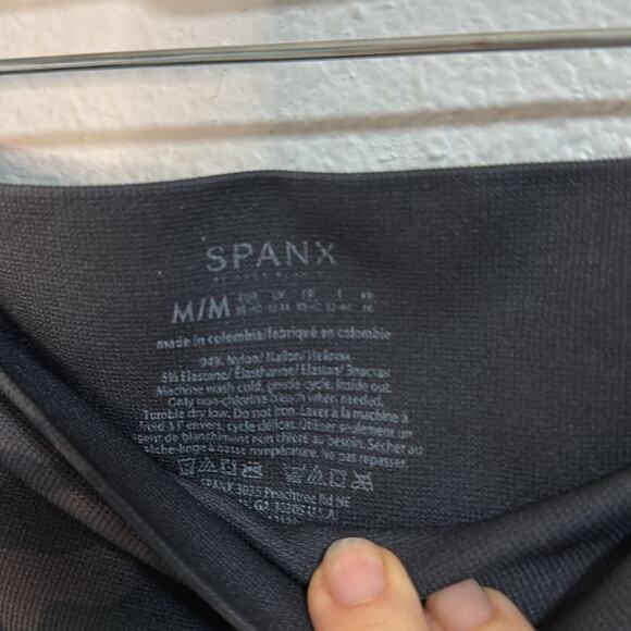 EUC SPANX Black Camo Performance Leggings Medium Full Length - Picture 2 of 5